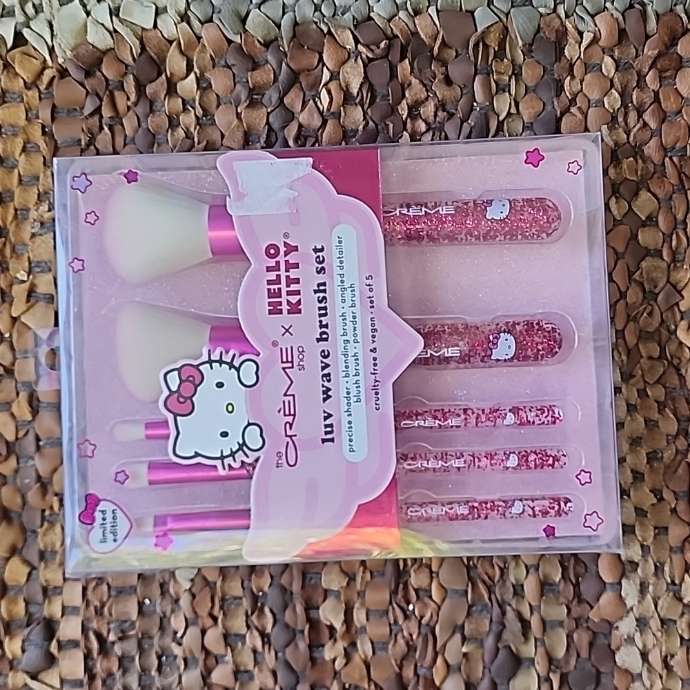 The Crème Shop x Hello Kitty Kawaii Luv Wave Make Up Brush Set